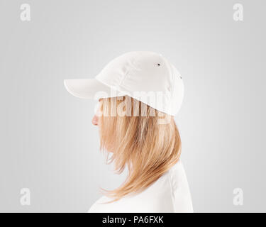 Gorra negra en blanco boceto plantilla, desgaste en la cabeza de la mujer,  aisladas, vista lateral. Mujer con sombrero gris claro y camiseta uniforme  celebración de maquetas o visor Fotografía de stock 