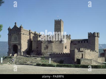 VISTA DEL CASTILLO DE JAVIER. Ubicación: Castillo, iglesia, Javier, Navarra, España.