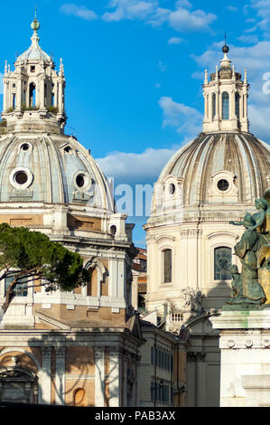 Las cúpulas de Santa Maria di Loreto y Santissimo Nome di Maria al Foro Traiano iglesia al Foro de Trajano en Roma Foto de stock