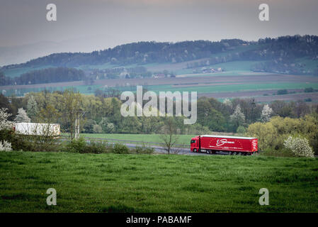 Camiones ona Expressway S52 cerca de la ciudad de Bielsko-Biala voivodato de Silesia en Polonia Foto de stock