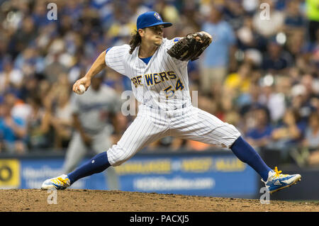 Milwaukee, WI, USA. 8 de mayo, 2018. Milwaukee Brewers el jardinero central  Christian Yelich #22 durante el partido de béisbol de las Grandes Ligas  entre los Cerveceros de Milwaukee y los Indios