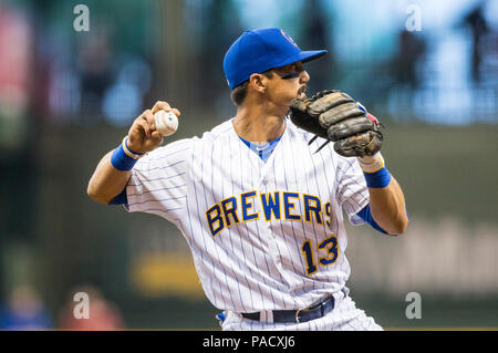 Milwaukee, WI, USA. 8 de mayo, 2018. Milwaukee Brewers el jardinero central  Christian Yelich #22 durante el partido de béisbol de las Grandes Ligas  entre los Cerveceros de Milwaukee y los Indios