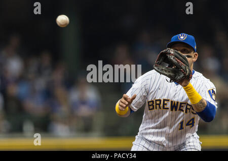 Milwaukee, WI, USA. 8 de mayo, 2018. Milwaukee Brewers el jardinero central  Christian Yelich #22 durante el partido de béisbol de las Grandes Ligas  entre los Cerveceros de Milwaukee y los Indios