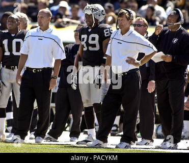 Oakland, California, EE.UU. 19 Sep, 2004. Los Raiders entrenador en jefe Norv Turner el domingo, 19 de septiembre de 2004, en Oakland, California. Los Raiders derrotaron a los Bills 13-10. Crédito: Al Golub/Zuma alambre/Alamy Live News Foto de stock