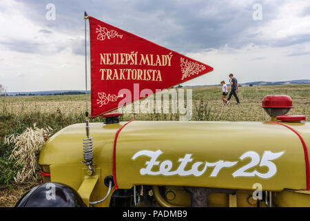 Tractor Zetor 25 y Flag premiados como Mejor Joven Tractor Driver de la década de 1950s, el socialista de tractores Zetor República Checa Foto de stock