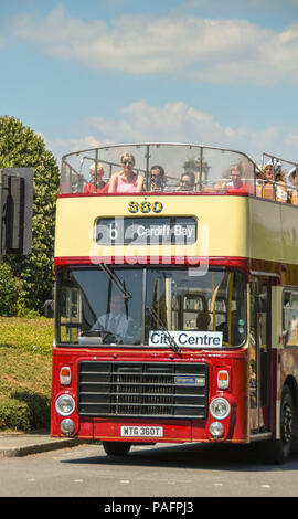 Cabeza en vista de un autobús descubierto en la bahía de Cardiff con visitantes sentado en la cubierta superior Foto de stock