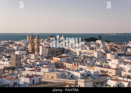 Vistas panorámicas aéreas de la antigua ciudad y de la Catedral de Santa Cruz en la tarde de la Torre Tavira en Cádiz, Andalucía Foto de stock