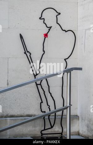 Londres, Reino Unido. El 24 de julio de 2018. La silueta de la Primera Guerra Mundial Tommy con una sola amapola roja en el Ministerio de Defensa en Londres central, parte de un proyecto de "recordar". Crédito: David Rowe/Alamy Live News