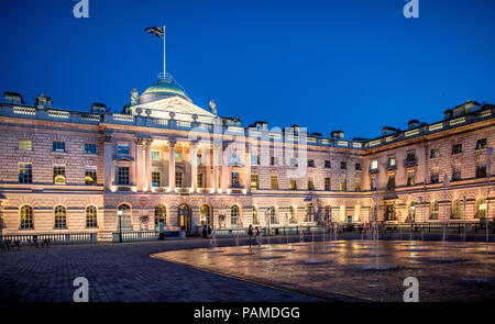 Somerset House con agua por la noche, Londres, Gran Bretaña. Foto de stock
