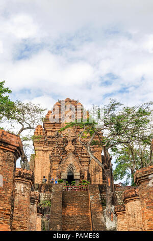Nha Trang, Vietnam - Dec 23, 2017: Los turistas están visitando templo Po Nagar Cham Towers, Nha Trang, provincia de Khanh Hoa, Vietnam. Foto de stock