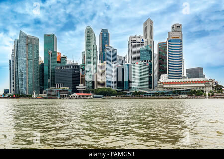Singapur - Jan 14, 2018: Vista horizontal en el centro de rascacielos skyline visto desde más de Marina Bay en Singapur.