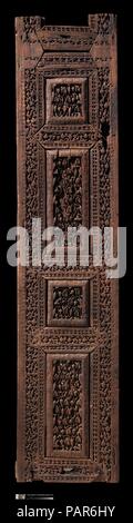 El panel de una puerta o minibar. Dimensiones: H. 70 3/4 in. (179,7 cm) W. 15 1/2 in. (39,4 cm) de montaje: H. 75 1/2 pulg. (191,8) W. 20 1/4 pulg. (51,4 cm) D. 6. (15,2 cm) wt. 79lb. (35,8kg). Fecha: finales de 8th-primera mitad del siglo IX. Probablemente de una puerta o de una mezquita de minbar (Púlpito), este panel de teca tallada se compone de dos placas a los lados y en la parte de alterna paneles hexagonales y cuadradas conjunto verticalmente en el centro. La vid se desplaza, particularmente aquellas talladas en alto relieve en los paneles centrales, presentan afinidades con cerrar su Antigüedad Tardía, prototipos. Museo: El Museo de Arte Metropolitano, Nueva
