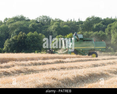 Una cosecha muy temprana, Julio, Wiltshire, cosechadora