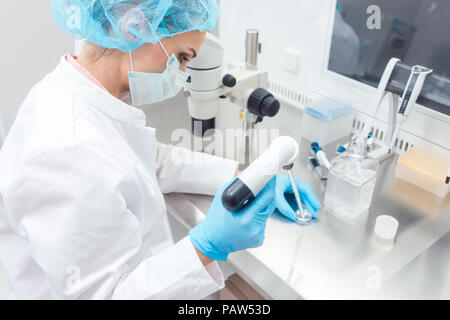Investigadores en el laboratorio realizando experimentos biotecnológicos Foto de stock