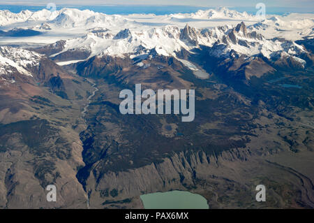 Vista aérea de los cerros Fitz Roy, el Cerro Torre, volcán Lautaro y el Campo de Hielo Patagónico Sur, Patagonia, entre Chile y Argentina