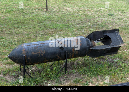 KRUMOVO, Plovdiv, Bulgaria - 29 de abril de 2017: la aviación bomba en el Museo de la aviación cerca de el aeropuerto de Plovdiv, Bulgaria