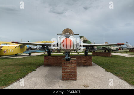 KRUMOVO, Plovdiv, Bulgaria - 29 de abril de 2017: el Museo de la aviación cerca de el aeropuerto de Plovdiv, Bulgaria