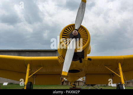 KRUMOVO, Plovdiv, Bulgaria - 29 de abril de 2017: el Museo de la aviación cerca de el aeropuerto de Plovdiv, Bulgaria