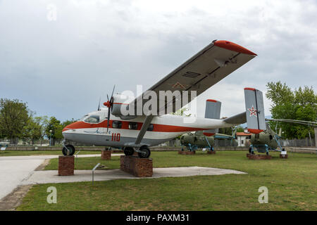 KRUMOVO, Plovdiv, Bulgaria - 29 de abril de 2017: el Museo de la aviación cerca de el aeropuerto de Plovdiv, Bulgaria