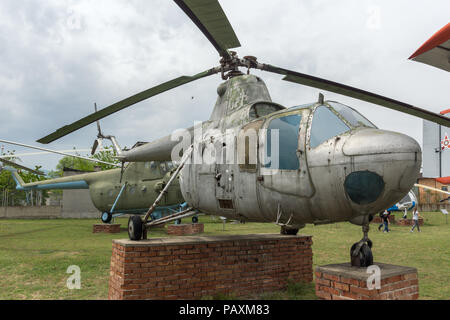 KRUMOVO, Plovdiv, Bulgaria - 29 de abril de 2017: el Museo de la aviación cerca de el aeropuerto de Plovdiv, Bulgaria