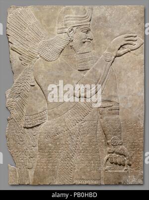 Panel de socorro. Cultura: Asirio. Dimensiones: 64 x 49 5/8 1/2 x 3 1/2 in. (164.1 x 125,7 x 8,9 cm). Fecha: ca. 883-859 B.C.. Este panel desde el Palacio Noroeste en Nimrud (la antigua ciudadela de Kalkhu) ilustra una alada figura sobrenatural. Estas cifras aparecen en todo el palacio, a veces flanqueando la figura del rey asirio o una estilizada "sagrada árbol.' Los relieves fueron pintados, pero hoy en día, casi ninguno de los pigmentos originales sobrevive. No obstante, los relieves sí retener detalles increíbles, incluyendo intrincados diseños incisa sobre muchas de las figuras de la ropa. La figura de protección en este panel Foto de stock