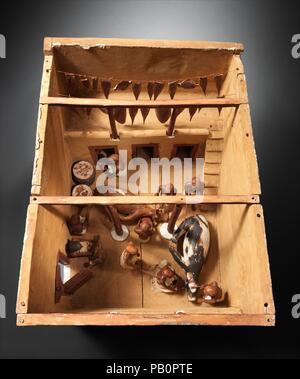 El modelo de una casa de la matanza. Dimensiones: L. de 76,8 cm (30 1/4 in.); W. de 58,5 cm (23 pulg.); 1/16 H. mayor de 58,5 cm (23 de 1/16 pulg.). Dinastía: Dinastía 12. Reinado: temprano reinado de Amenemhat I. Fecha: ca. 1981-1975 A.C. Este modelo de una instalación de procesamiento de carne fue encontrado junto con otras 23 modelos de barcos, jardines y talleres en una cámara oculta en el lateral del pasaje que conduce a la roca cortada la tumba del jefe real Meketre steward, quien comenzó su carrera bajo el Rey Nebhepetre Mentuhotep II de la dinastía 11 y continuó sirviendo a los sucesivos reyes en los primeros años de la dinastía 12. Dos bueyes un Foto de stock