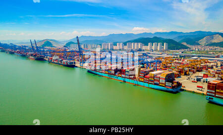 Vista aérea del nuevo puerto de Busan en Corea del Sur. Barco de contenedores en importación y exportación logística empresarial en Busan puerto nuevo.