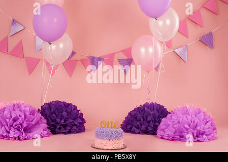 Decoración año número uno para un cumpleaños. Número 1, uno de flores rosas  hechas a mano flores de pétalos de rosa. Feliz cumpleaños de un año. Feliz  Fiesta Fotografía de stock - Alamy