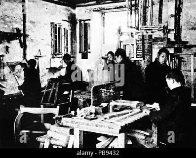 . Inglés: Foto desde Pekín, un estudio social realizado bajo los auspicios de la Universidad de Princeton en China, el centro de Pekín y la Alianza Mundial de Asociaciones Cristianas de Jóvenes (1921). Entre 1917 y 1919 802 Industrial; formación práctica de fabricación