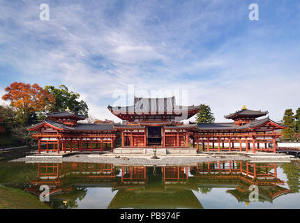 Hermosa Ave Fénix Hall, salón de amida templo Byodoin vista frontal, de pie bajo un cielo azul en la isla de Kojima Jodoshiki Entei estanque de jardín en un brillante s