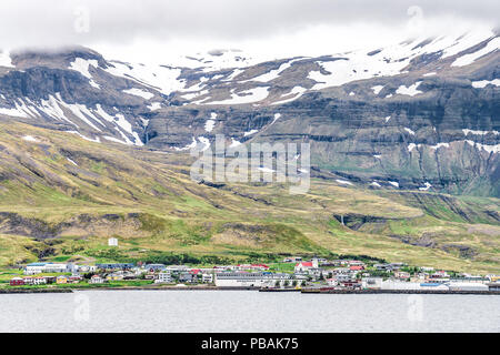 Ignorar, en el horizonte del paisaje urbano de Grundarfjordur, Islandia, pequeña ciudad, pueblo pesquero con fiordos, montañas cubiertas de nieve, tapado en Foothill cerca K Foto de stock