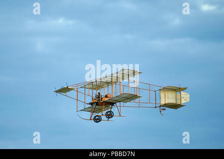 Un Bristol Boxkite réplica de volar en su propia contra un cielo nublado por la tarde Foto de stock