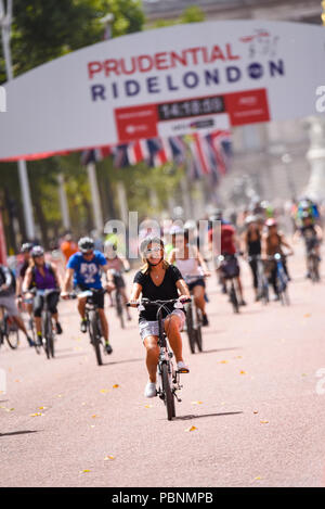 Los ciclistas público cabalgando por el centro comercial Prudential RideLondon FreeCycle durante el evento en Londres, Reino Unido. Jinete femenino Foto de stock