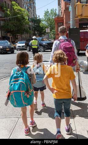 El hombre escolta de jóvenes estudiantes de la escuela a casa en Nueva York, EE.UU. Foto de stock