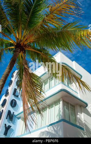 Miami, EE.UU. - Circa Enero de 2018, el detalle de típica colorida arquitectura Art Deco del hotel Colony con palmera en Ocean Drive en South Beach