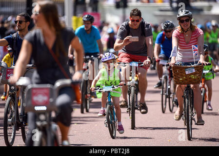 Los ciclistas públicos recorren el centro comercial durante el evento Prudential RideLondon FreeCycle en Londres, Reino Unido. Niños, jóvenes, jinetes Foto de stock