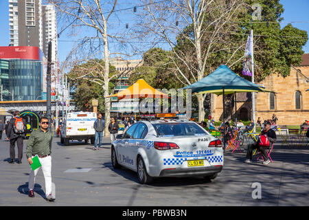 La fuerza de policía de Nueva Gales del Sur los vehículos en la Plaza del Centenario,Parramatta centro ciudad,Western Sydney, Australia Foto de stock