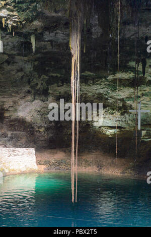 Cenote oscuro (depósito de agua subterránea) en Yucatán, México. Atracción turística popular Foto de stock