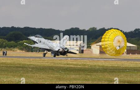 La Fuerza Aérea polaca - Tiger demo Team F-16C Block 52 combates Falcon drogue a desplegar su paracaídas al Royal International Air Tattoo 2018 Foto de stock