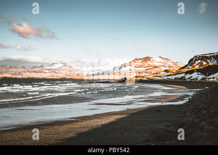 Snaefellsnes Weste Islandia con vista al mar, con playa y montañas y cielo azul en el fondo.