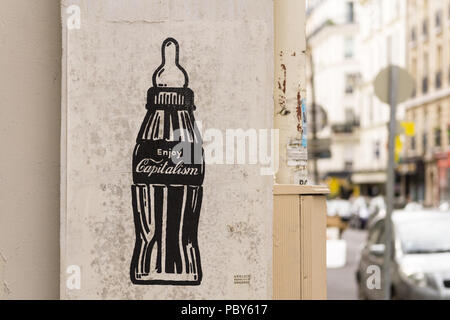 Paris street art - anti-capitalismo arte callejero en el 11º arrondissement de París, Francia, Europa.