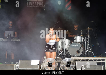 Rayo negro realiza en el escenario del Festival Internacional de Música de Liverpool 2018 en Sefton Park Liverpool Reino Unido. Foto de stock
