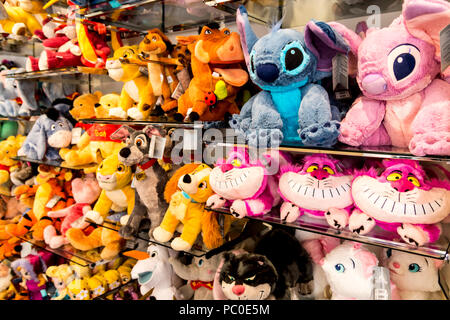Estantería de Disney niños blanditos peluches en exhibición, estante de la tienda de juguetes para niños Fotografía stock - Alamy