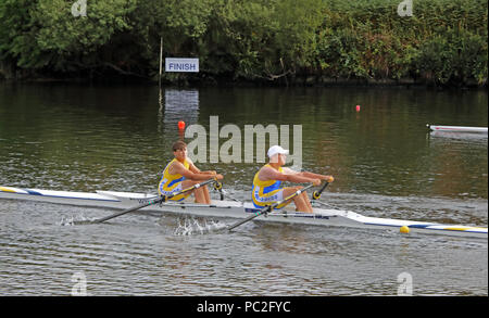 WRC, J14 duplica, en Warrington Verano 2018 Club de Remo regata, Howley Lane, el río Mersey, Cheshire, el Noroeste de Inglaterra, Reino Unido.