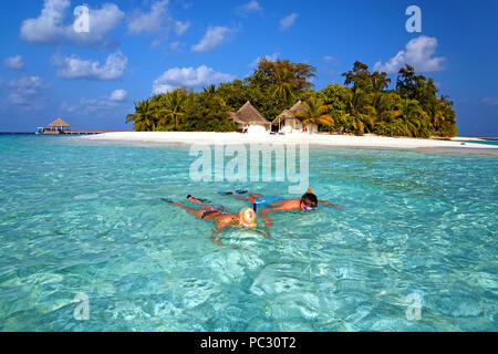 Bathala Schnorchler vor der Insel, Malediven | uno delante de Bathala island, las islas Maldivas Foto de stock