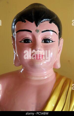 Chua Thiep Long pagoda budista. El Príncipe Siddhartha Gautama Buda como un niño. Thay Ninh. Vietnam. Uso | en todo el mundo Foto de stock