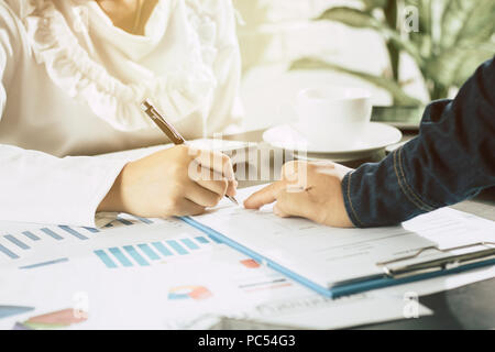Reunión y concepto de planificación, empresario apuntando al gráfico de Office Foto de stock