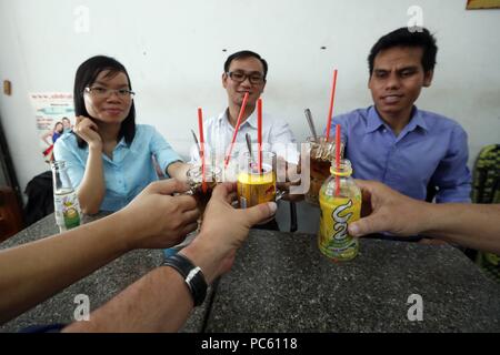 Los estudiantes vietnamitas bebiendo soda en un café. Ho Chi Minh City. Vietnam. Uso | en todo el mundo