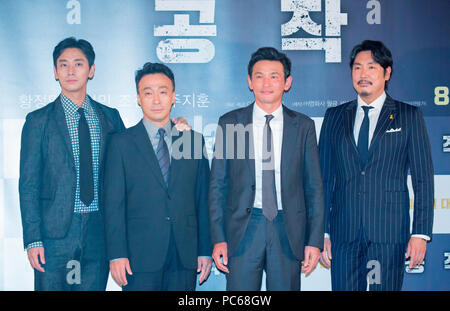 Ju Ji-Hoon, Lee Sung-Min, Hwang Jung-Min y Cho Jin-Woong, Julio 31, 2018 : Cast Members (L-R) Ju Ji-Hoon, Lee Sung-Min, Hwang Jung-Min y Cho Jin-Woong plantean en una conferencia de prensa para su nueva película "La espía ido Norte' en un teatro en Seúl, Corea del Sur. El espía película narra la historia de un espía de Corea del Sur que va encubierto como empresario en Corea del Norte en la década de los noventa para infiltrarse en instalaciones nucleares del norte usando el nombre "Venus Negra". Crédito: Lee Jae-Won/AFLO/Alamy Live News Foto de stock