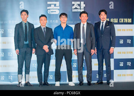 Ju Ji-Hoon, Lee Sung-Min, Yoon Jong-Bin, Hwang Jung-Min y Cho Jin-Woong, Julio 31, 2018 : cineasta surcoreano Yoon Jong-Bin (C) posa con los miembros del reparto Ju Ji-Hoon (L), Lee Sung-Min (2L), Hwang Jung-Min (2R) y Cho Jin-Woong (R) en una conferencia de prensa para su nueva película "La espía ido Norte' en un teatro en Seúl, Corea del Sur. El espía película narra la historia de un espía de Corea del Sur que va encubierto como empresario en Corea del Norte en la década de los noventa para infiltrarse en instalaciones nucleares del norte usando el nombre "Venus Negra". Crédito: Lee Jae-Won/AFLO/Alamy Live News Foto de stock